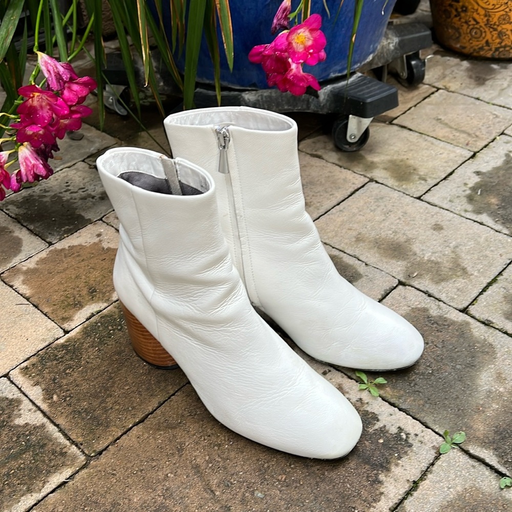 Linea Paolo white leather bootie 8 / 8.5